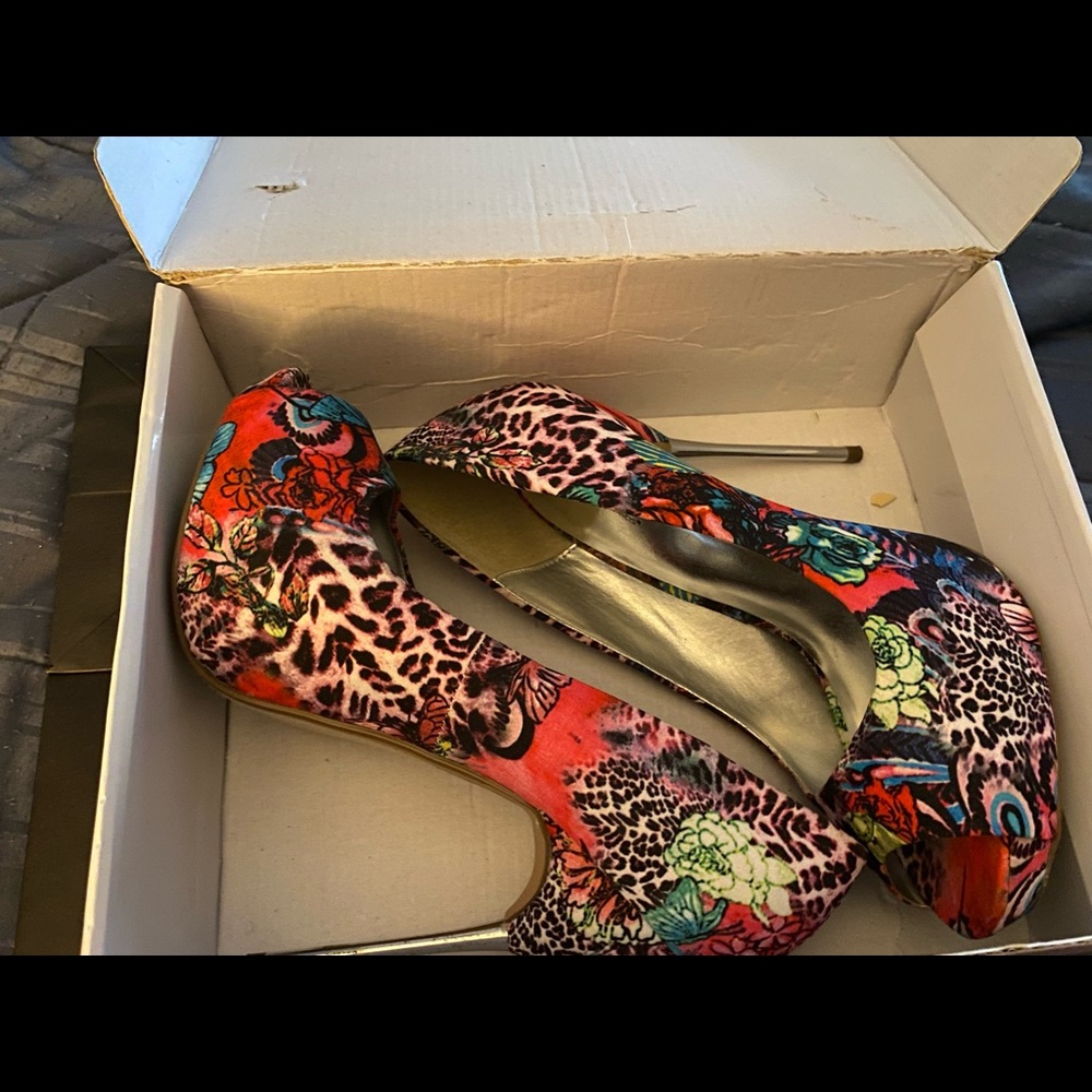 Shi size 10 animal print 5 in heel.